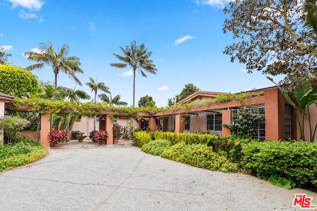7122 Dume Dr
