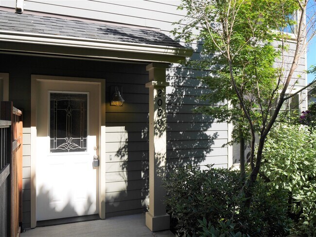 Photo - 4 Bedroom Townhouse Blocks from Seattle Un...