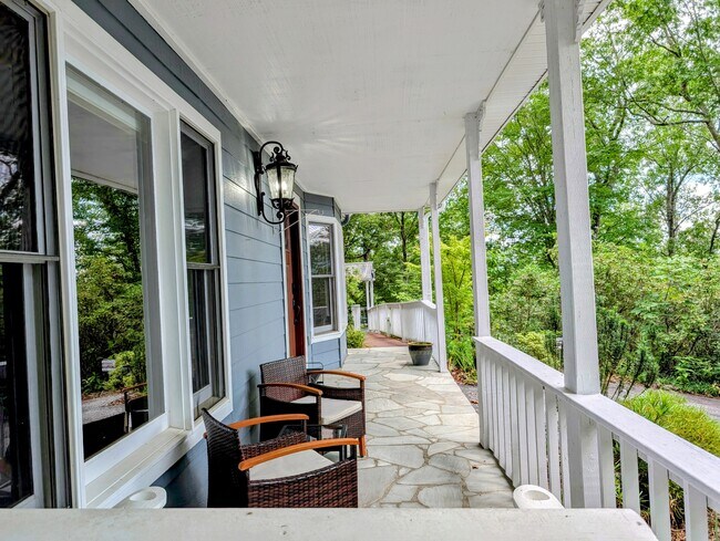 Photo - 524 Stornoway Dr