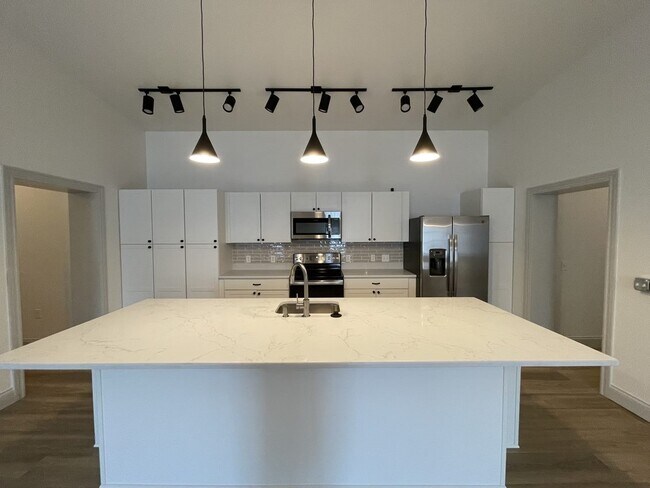 Kitchen - 117 W Columbus Ave Unit Suite 1