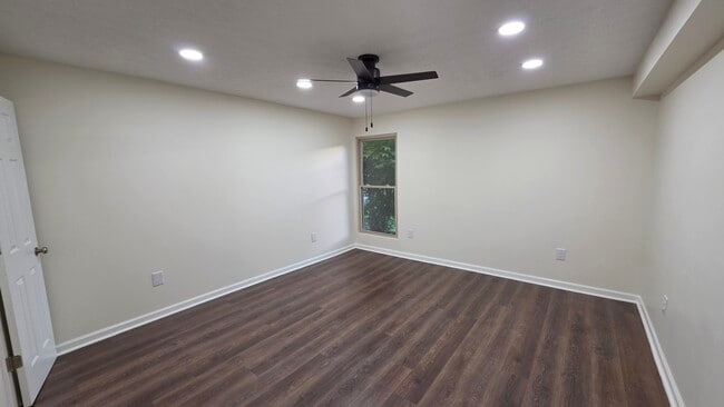 Building Photo - 1478 Cliff Ct Unit B