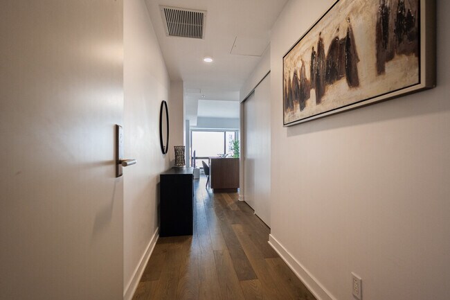 Photo - 100 Av. des Canadiens-de-Montréal Unit SI ID1261847P