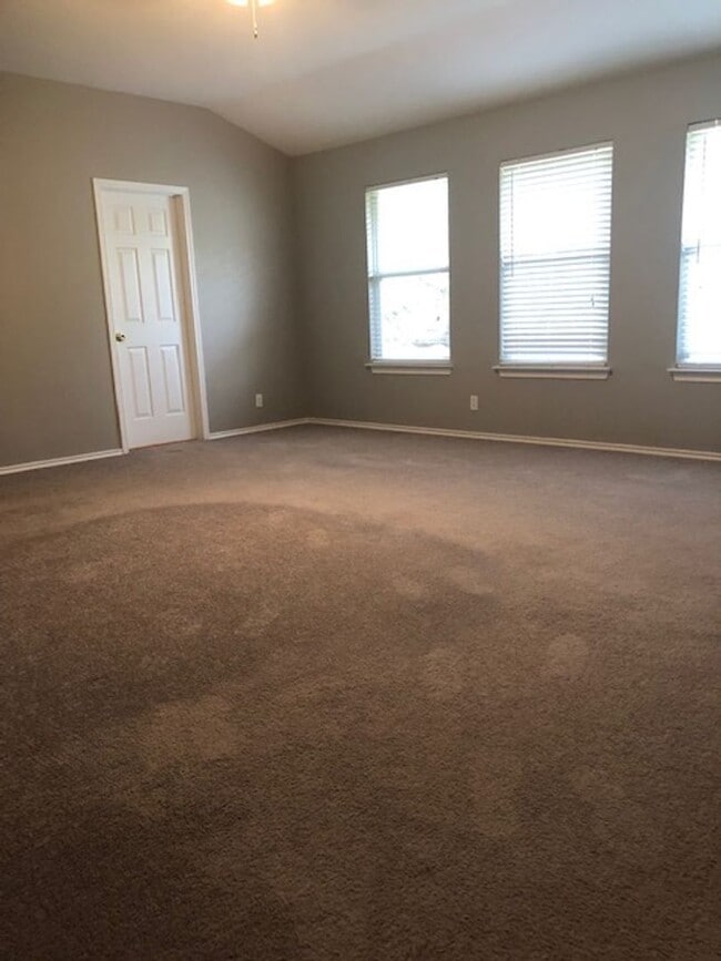 Building Photo - Beautiful home in gated community