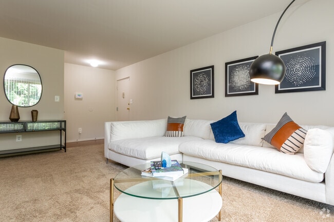 2BR, 2BA -1100 SF - Livingroom - The Worthington