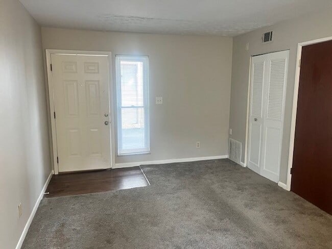 Photo - 695 Riverview