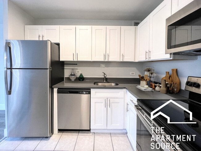 Building Photo - 1344 N Dearborn St Unit 06E Rental