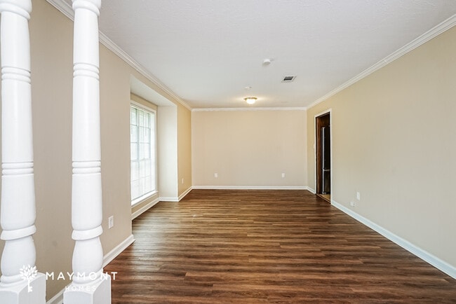 Photo - 213 Van Doren Dr