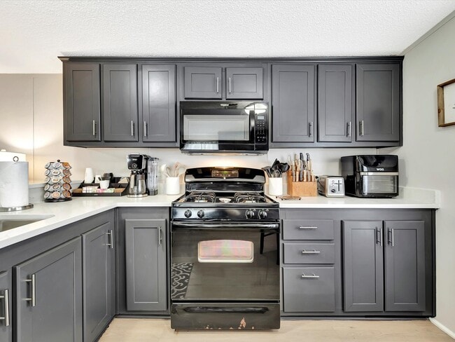 Building Photo - 506 Main St