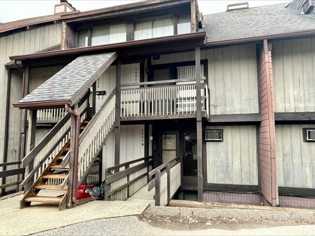 Building Photo - 1605 Treetop Trl Unit B