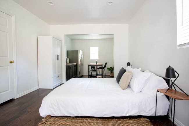 Building Photo - 1506 Kenwood Ave Rental