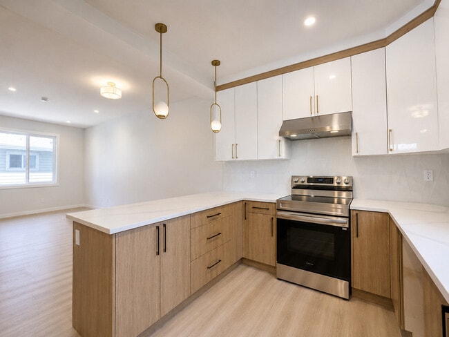 Photo - 10627-10149 149 St