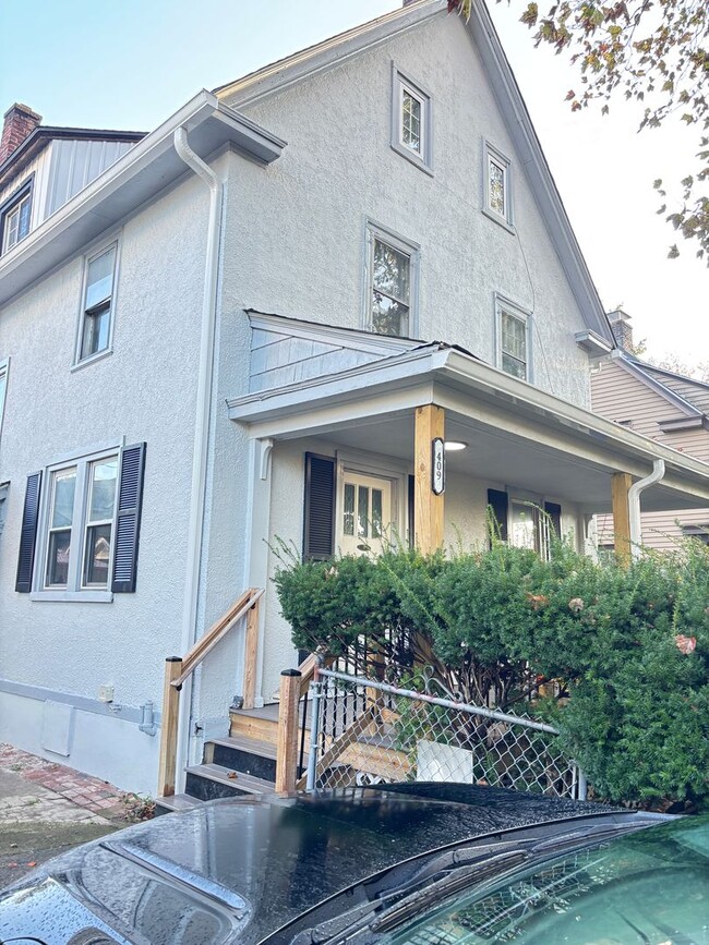 Building Photo - 409 E Washington Ave