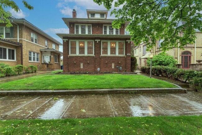 Building Photo - 6833 S Cregier Ave