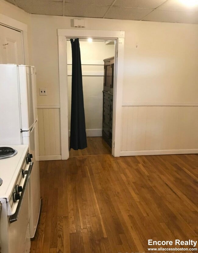 533 Newbury St Unit B