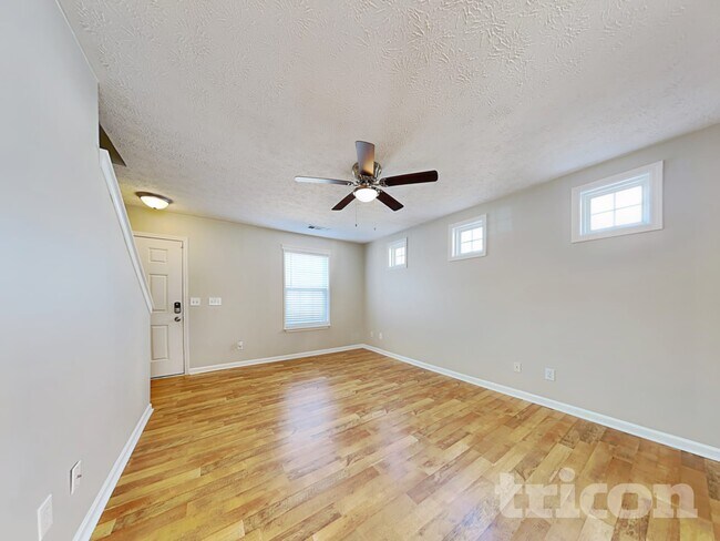 Photo - 250 Oak Grove Way