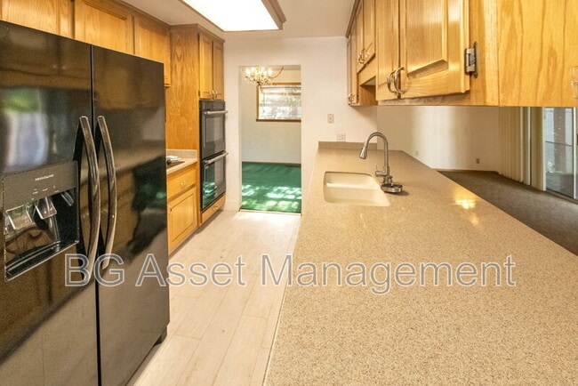 Photo - 2901 Doidge Ave