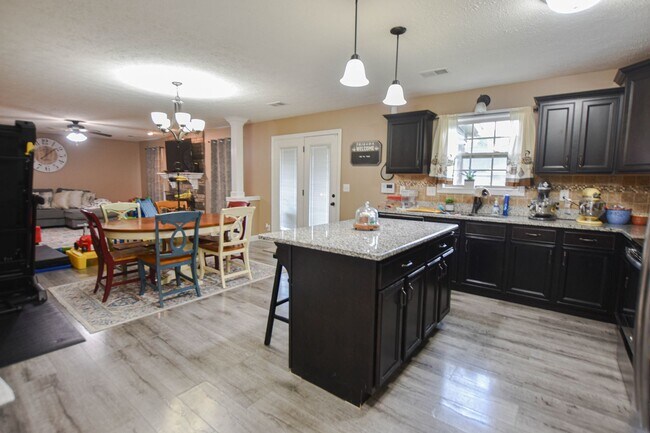 Photo - Pet Friendly Four Bedroom!