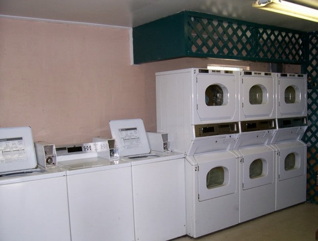 Instalación de lavandería - Monterey Palms Apartments