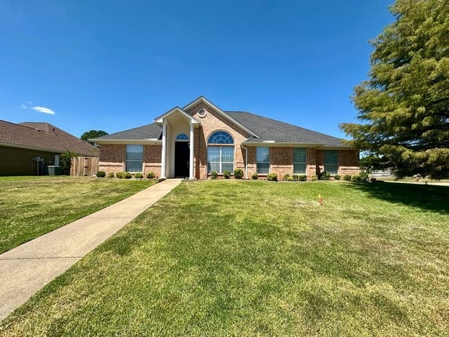 Building Photo - 2040 Yasmeen Cir