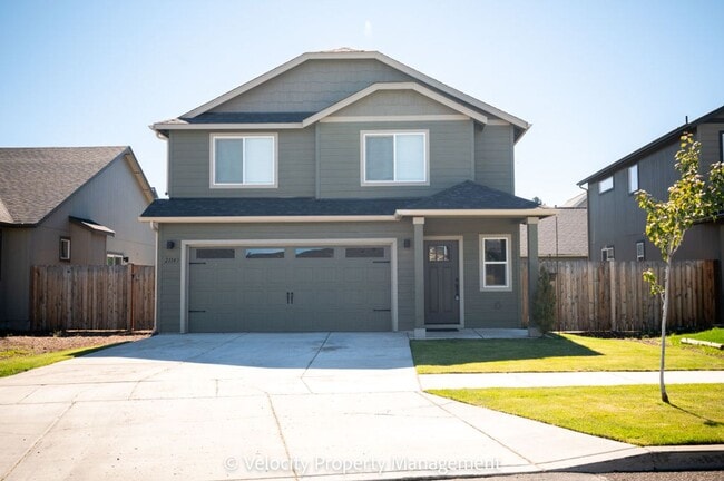Great Home with Fully Fenced Back Yard. - Great Home with Fully Fenced Back Yard.