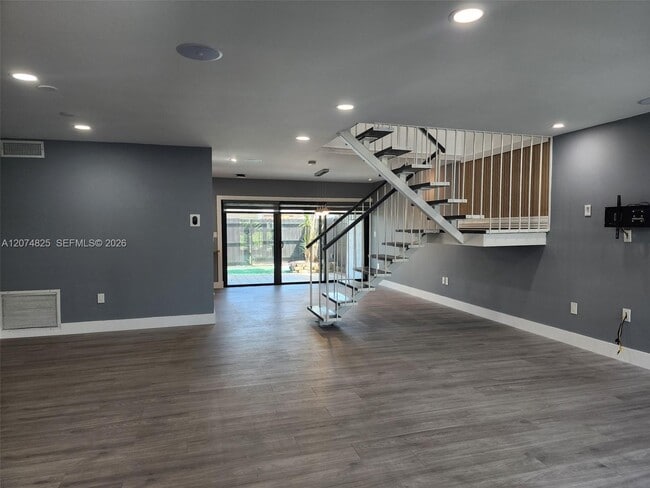 Building Photo - 6518 Kendale Lakes Dr