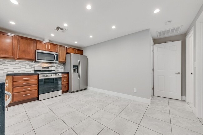 Photo - Move-In Ready Two-Bedroom with Modern Finishes & Stainless-Steel Appliances Unit Bassler - 2318  A