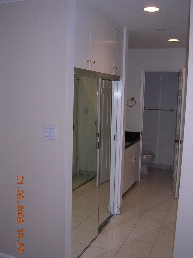 Baño principal / armario del pasillo - 200 Elm St Unidad 108