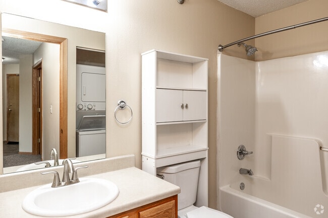 1BR, 1BA w/ Den - 814SF - Bathroom