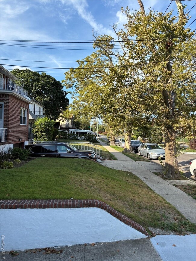 Photo - 137-24 228th St