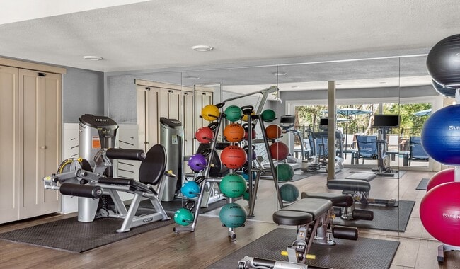 Mantente activo con un gimnasio totalmente equipado en casa. - Arcadia Apartment Homes
