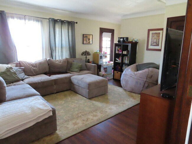 Photo - 1157 Beaconsfield Ave