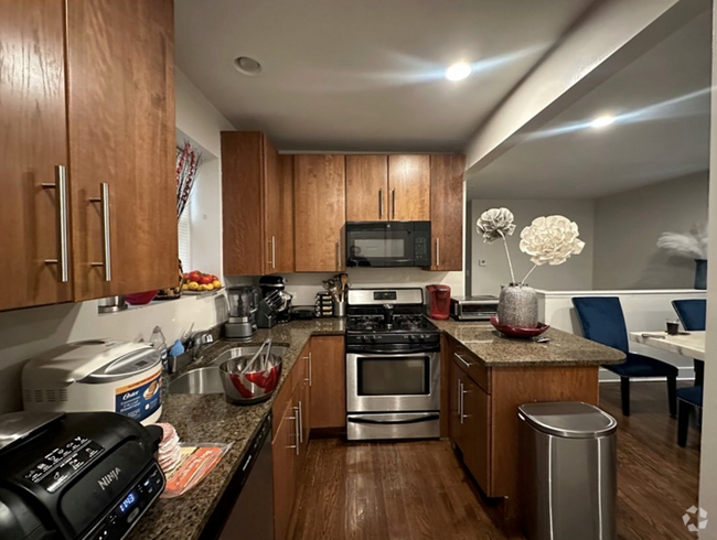 Building Photo - 4228 N Whipple St Unit 1W Rental