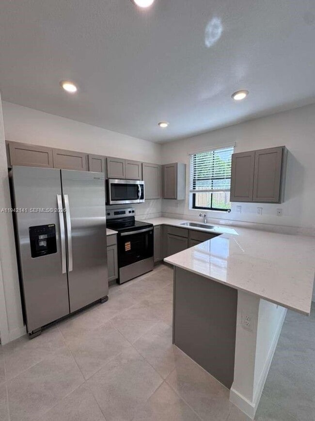 Building Photo - 1549 NE 3rd Ave