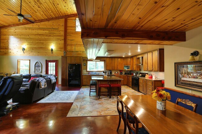 1083 N 4290 Rd