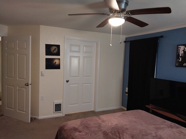 1er dormitorio - 9815 Holly Dr Unidad A112