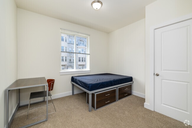 3 habitaciones, 3 baños estándar - 933 pies cuadrados - Habitación C - Eleanor at Walnut