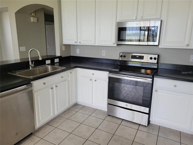 7215 Colonial Lake Dr