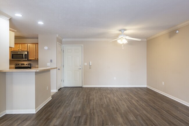 Photo - Square 131 - 4880 - 12 Plex