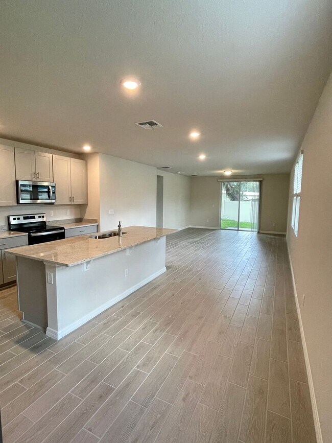 Photo - Available NOW! VERY well maintained 4/2 in...