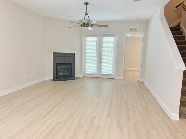 Photo - 157 W Village Dr