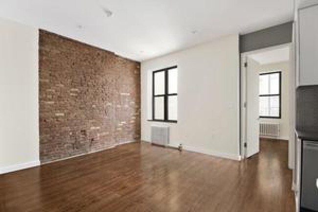 Photo - 211 Henry Street