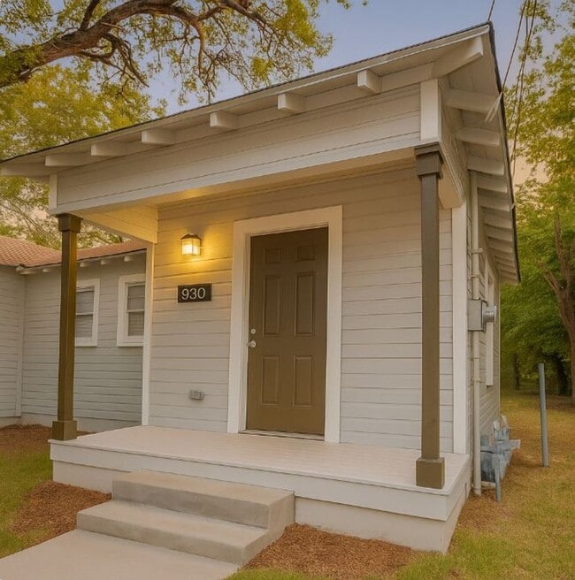 Building Photo - 930 Poinsettia St Unit 930 Poinsettia Rental