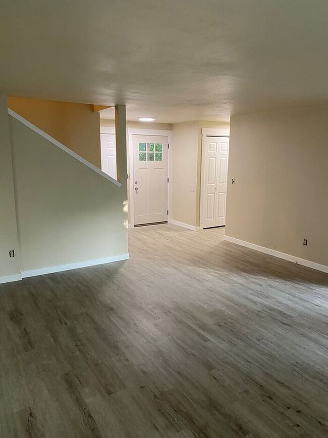 Photo - Olympia 3bdr 1.5 bath TOWNHOME 1 car garage 1 PET WELCOME