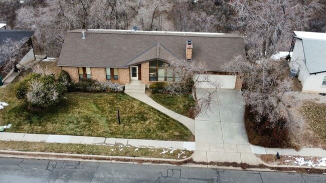 Photo - 5 bedroom 3 bath Home 2 car garage- Small dog friendly