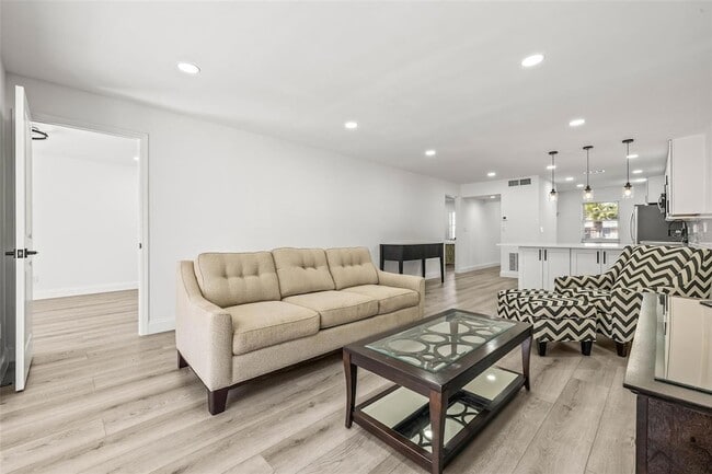 Photo - 2101 Cordova Green