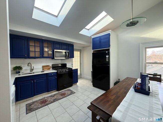 Building Photo - 883 Montauk Ave