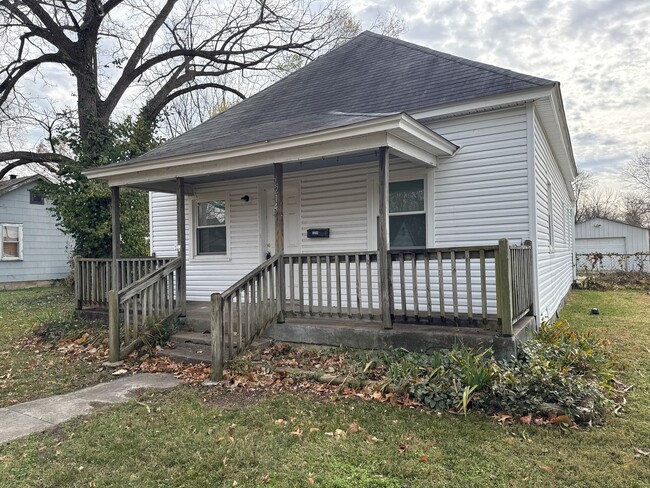 Building Photo - 2 Bedroom 1 Bath Beautiful Inside! $895