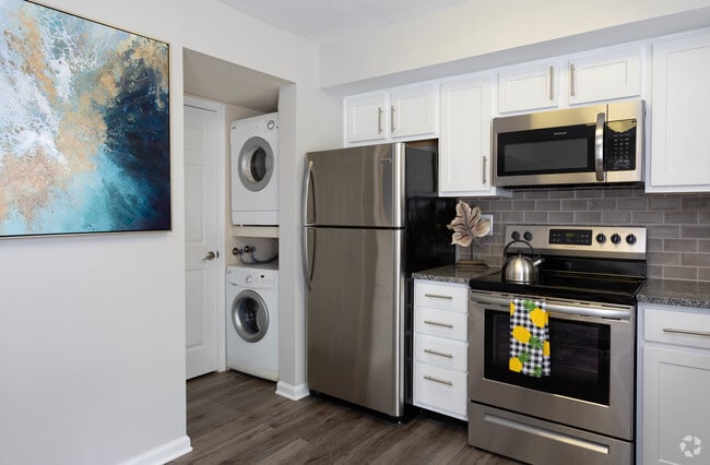 2BR, 1BA - 940 SF