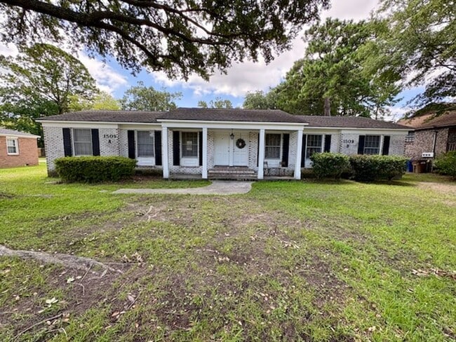Building Photo - Charming Three Bedroom Duplex on Harborvie... Rental