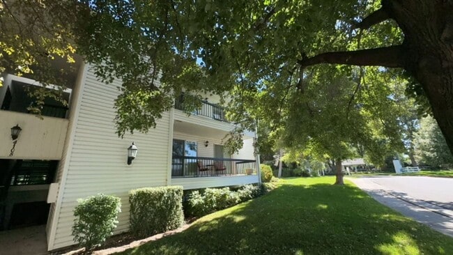 Building Photo - Great 2-Bedroom Condo, Amazing Location!! Unit D